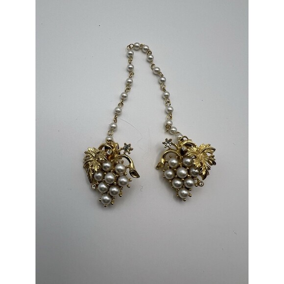 Sweater Clips Chain Gold Tone Faux Pearl Grape Cluster Vintage Mad Men 50s - Picture 6 of 6